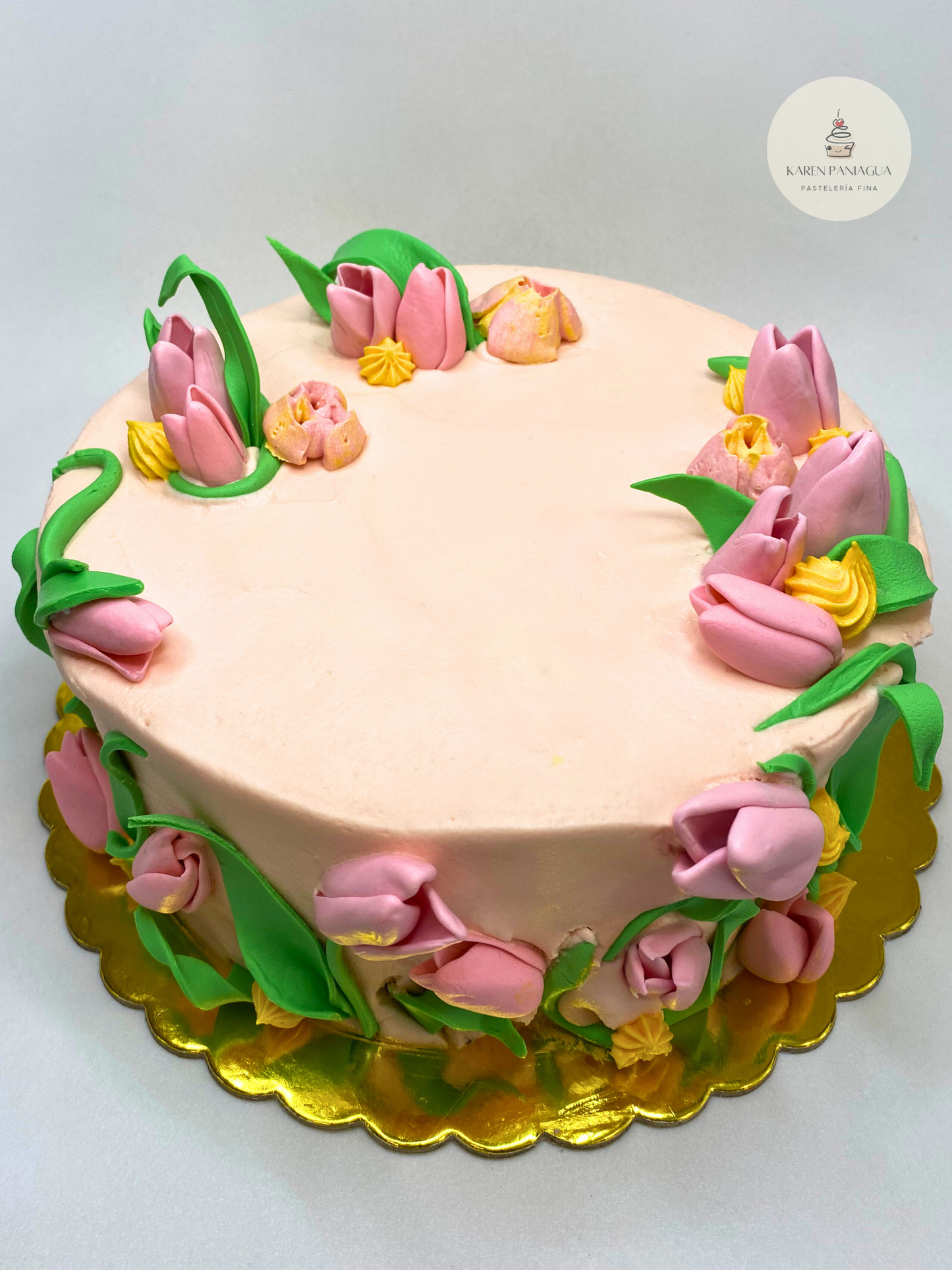TORTA MEDIANA DECORADA CON FLORES