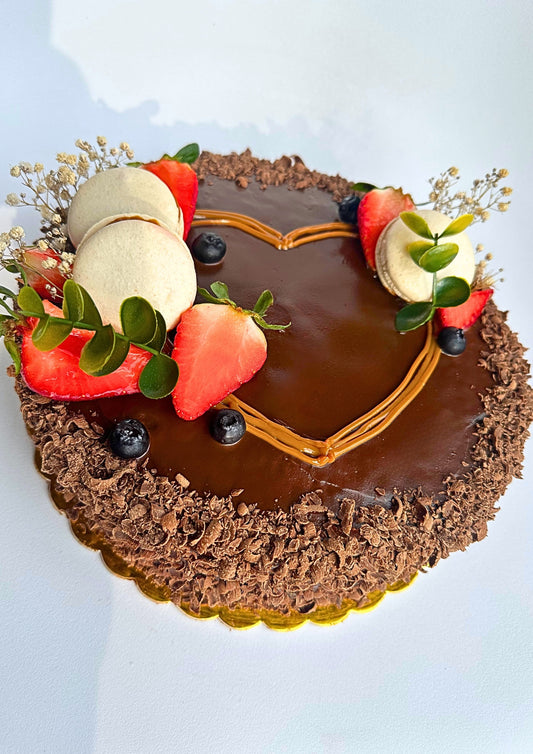 Torta corazón decorado con frutas