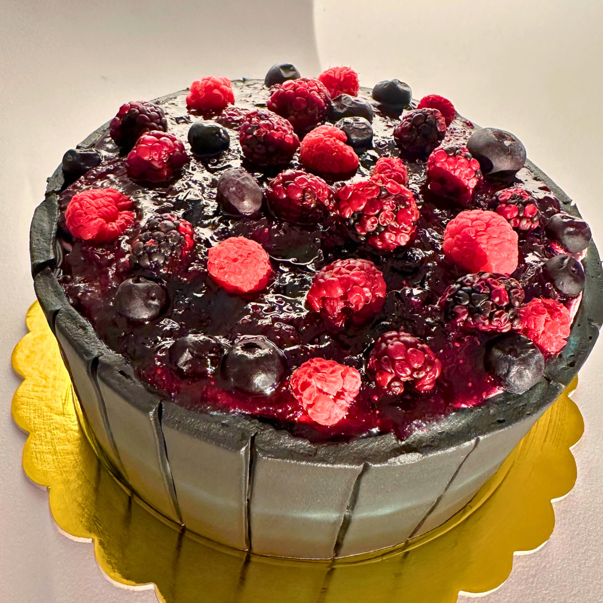 TORTA CON FRUTOS ROJOS